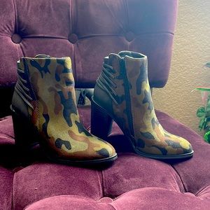 Cammie ankle boots w side zipper, 2 1/2 inch heels, very gently used. Size 6